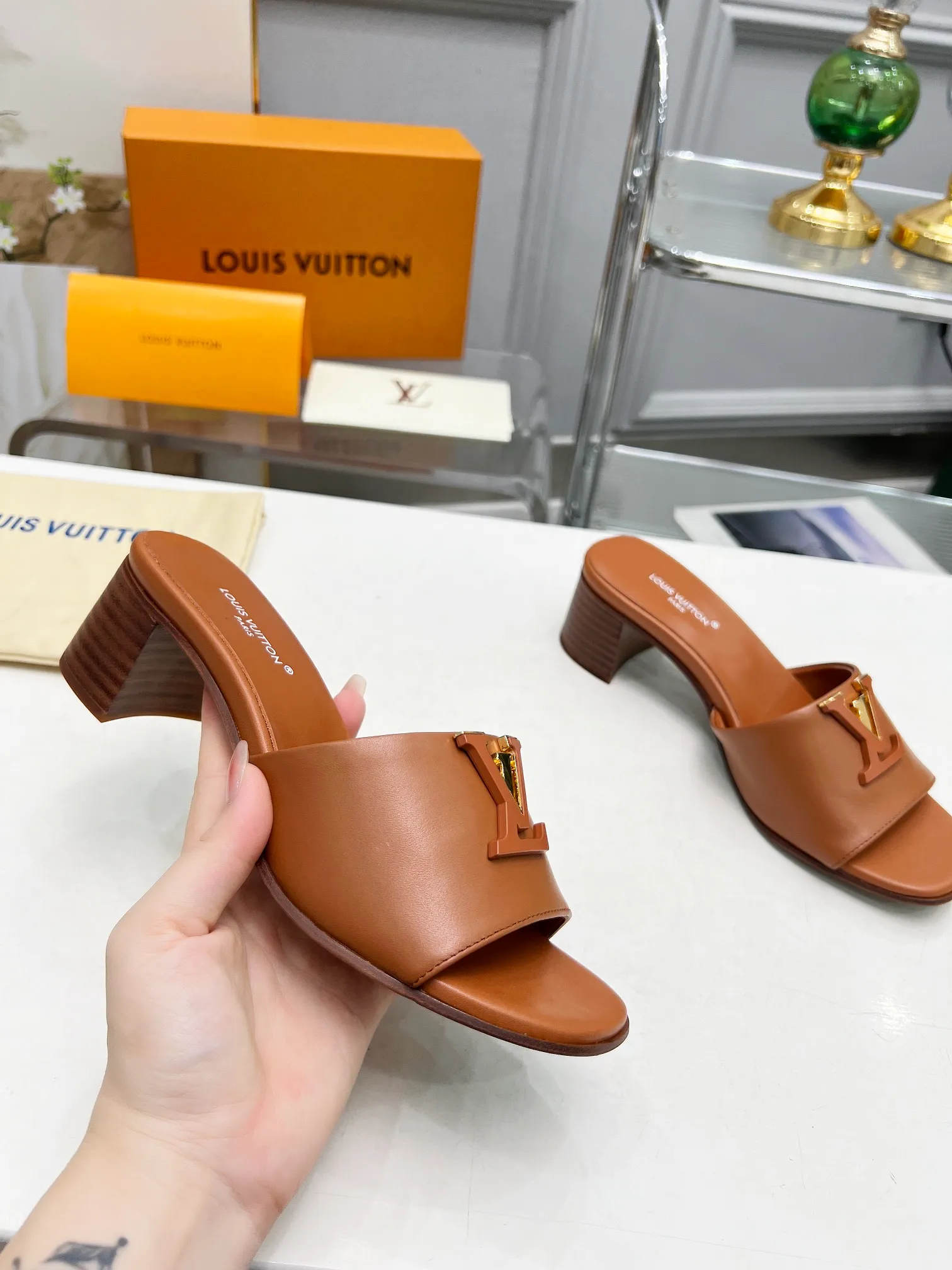 👟👟Ex-factory price 460👟👟Louis Vuitton/Louis Vuitton women's new sandals LV SUNSET COMFORT flat sandals are made of exquisite cowhide and sheepskin lining, the uppers show handicrafts, and are matched with genuine leather soles*@wearing experience. LV logo hardware buckle on upper, size 35-42